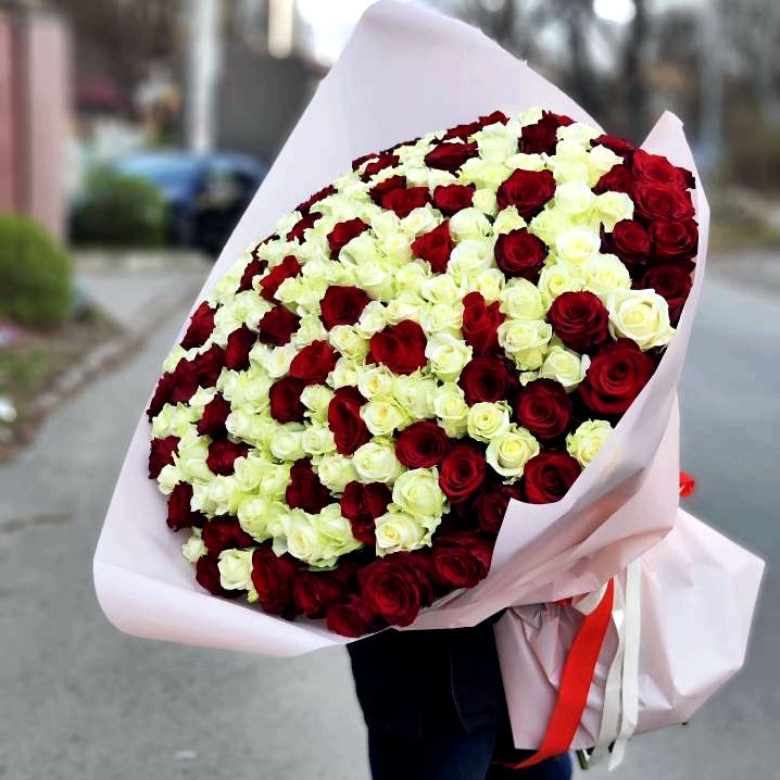 101 роза в Днепре: как удивить любимого человека и оформить идеальную курьерскую доставку цветов